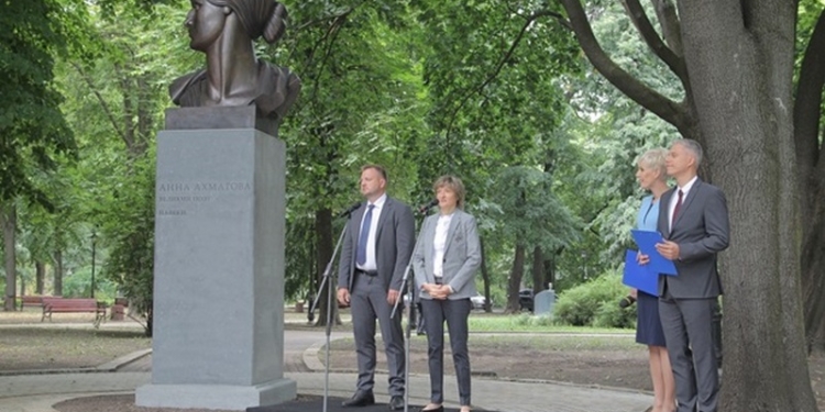 В Киеве открыли памятник Анне Ахматовой