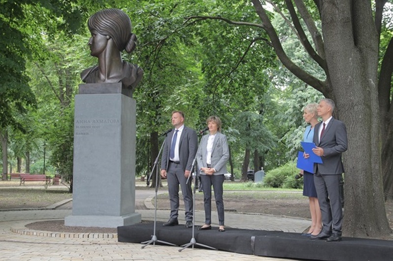 В Киеве открыли памятник Анне Ахматовой 5
