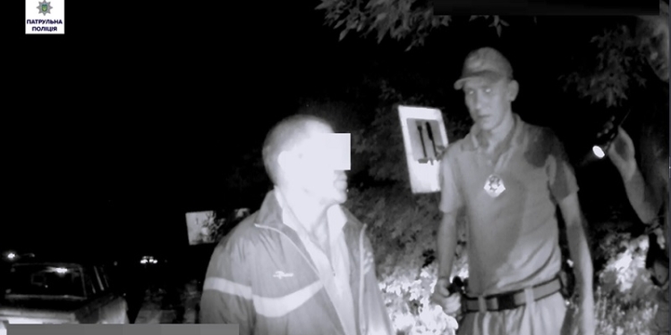 Под кайфом, без прав, еще и в розыске за кражи: в Николаеве патрульные остановили вот такого водителя