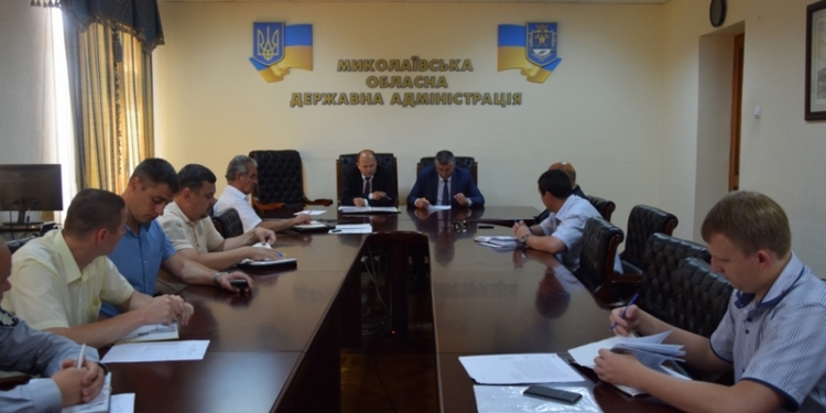 На трех направлениях дорог в Николаевской области будут дежурить патрульные – чтобы обеспечить соблюдение режима движения фур в жару