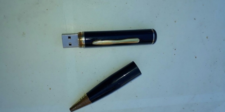 Житель Николаева вез из Крыма «шпионскую» авторучку