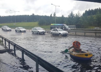 С юмором по жизни: после сильного ливня жители столицы Литвы вышли на улицы на лодках и досках для серфинга