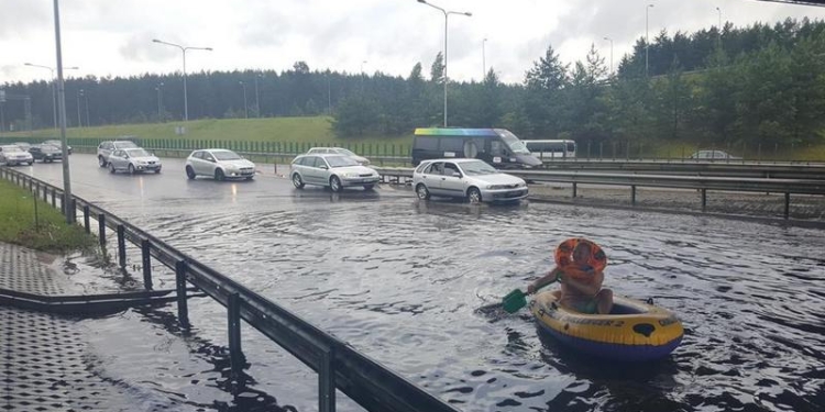С юмором по жизни: после сильного ливня жители столицы Литвы вышли на улицы на лодках и досках для серфинга