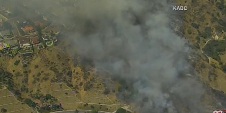 А тут дождь не помешал бы: в США вспыхнули масштабные лесные пожары, огонь подбирается к киностудиям Диснея и NBC