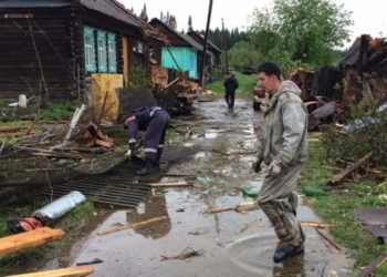 Погода в России не унимается: ураган в Свердловской области повалил деревья, сорвал крыши с домов, есть погибшие и раненые