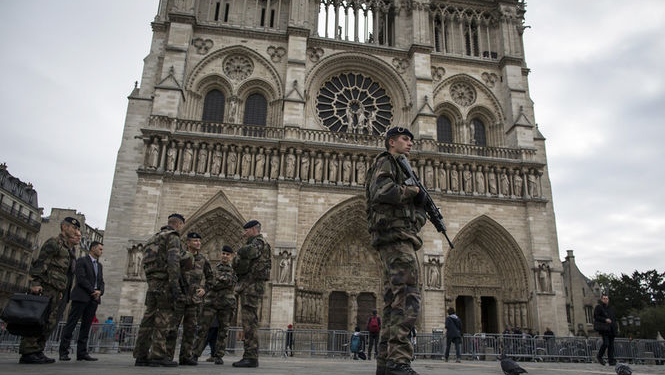 «Это за Сирию!»: в Париже у собора Нотр-Дам мужчина с молотком напал на полицейского