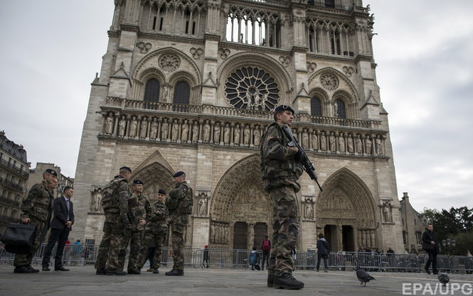 «Это за Сирию!»: в Париже у собора Нотр-Дам мужчина с молотком напал на полицейского 1