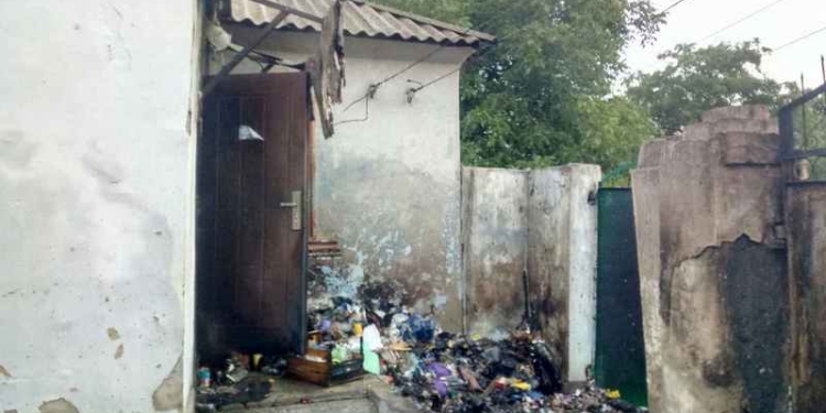 А ведь мог сгореть: в Николаеве от мусора загорелась входная дверь в частный дом, где находился нетрезвый мужчина