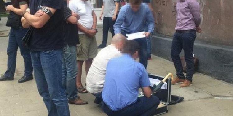 ​Во Львове задержали работника исполнительной службы, требовавшего $1000 от местной жительницы