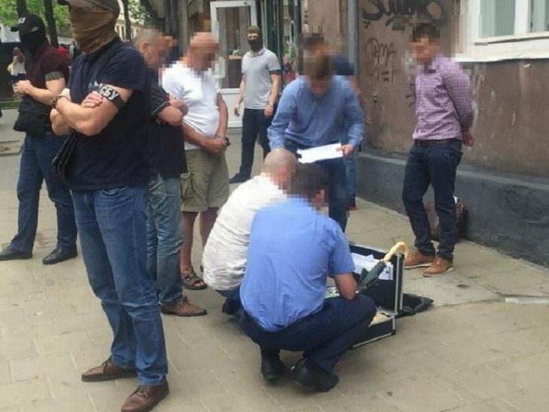 ​Во Львове задержали работника исполнительной службы, требовавшего $1000 от местной жительницы 2