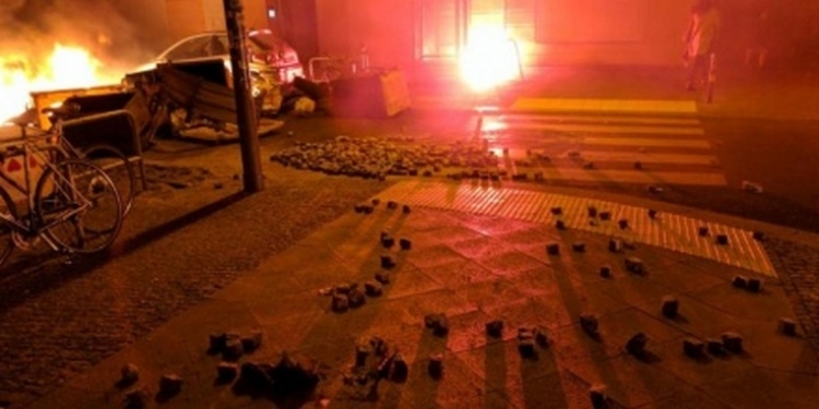 Ночью в Берлине радикалы жгли автомобили и разбирали бруcчатку