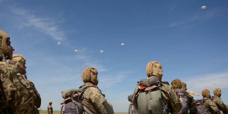 Николаевские десантники были на высоте: прыгнули с парашютами с АН-2 и АН-26