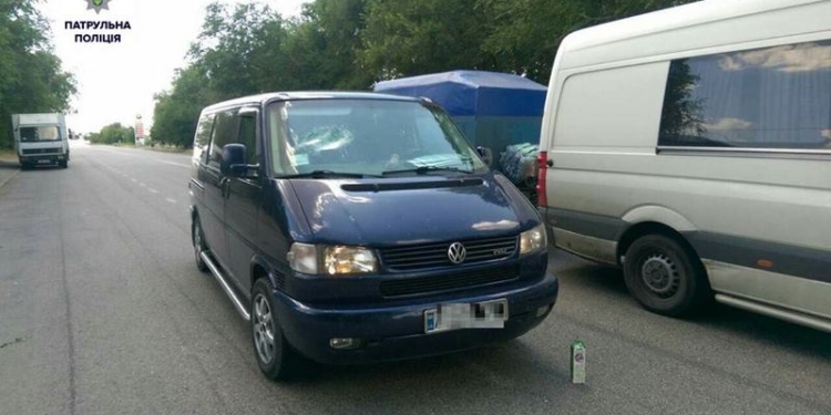 На Николаевщине трое мужчин битами избили автомобиль