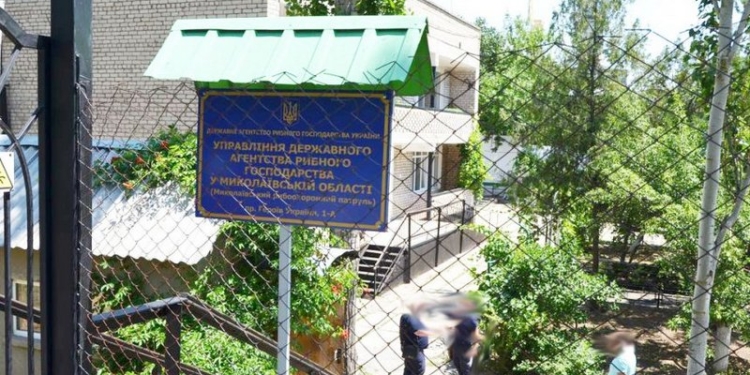 И бросилась щука в реку? В Николаеве рыбинспектор выбросил взятку в Ингул, а потом и сам туда сиганул