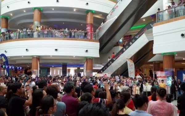 В честь Рамадана. Шейх Абу-Даби оплатил покупки жителей города. Жители не стеснялись