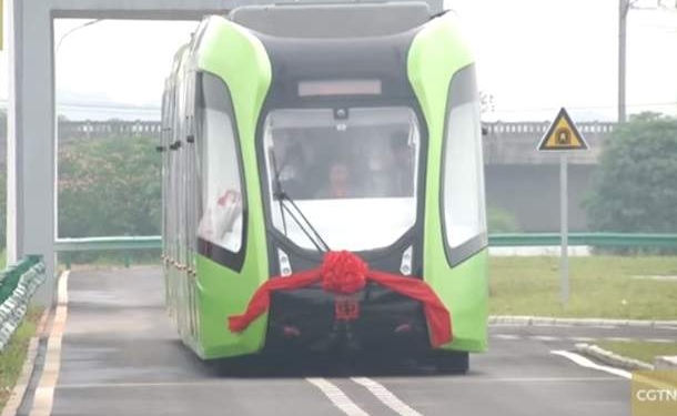 Транспортный гибрид. В Китае запустили беспилотный и безрельсовый трамвай