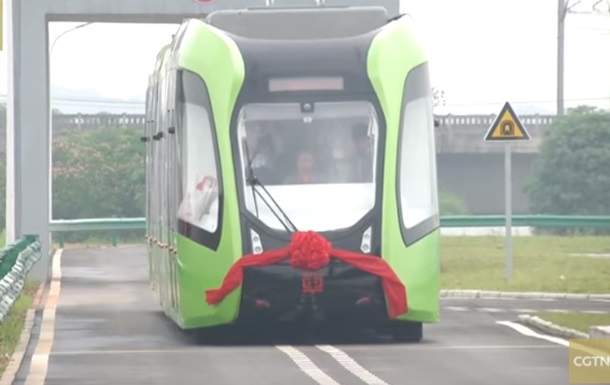 Транспортный гибрид. В Китае запустили беспилотный и безрельсовый трамвай 1