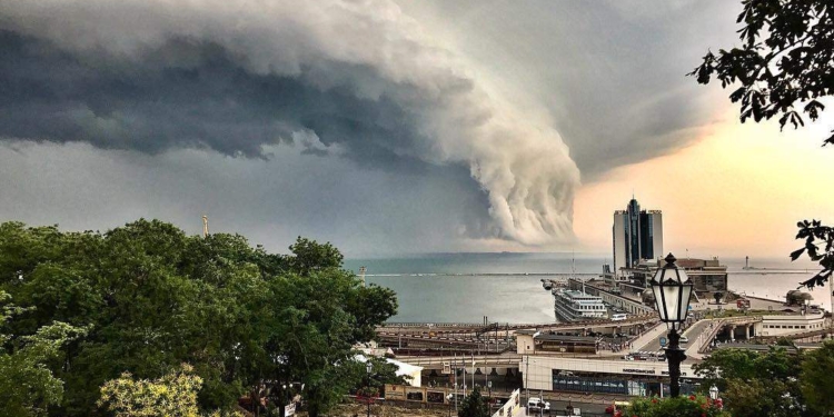 Николаеву снова повезло – ураган прошел мимо и обрушился на Одессу