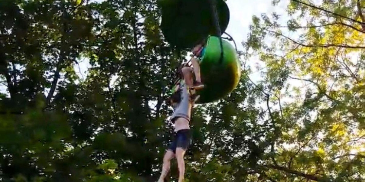 В Нью-Йорке девочка выпала из аттракциона. Посетители парка помогли ей спастись