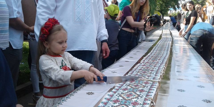 Вкусная красота. В Тернополе испекли рекордный торт-вышиванку