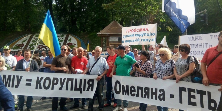 Николаевские портовики требуют: “Омеляна – в отставку”!