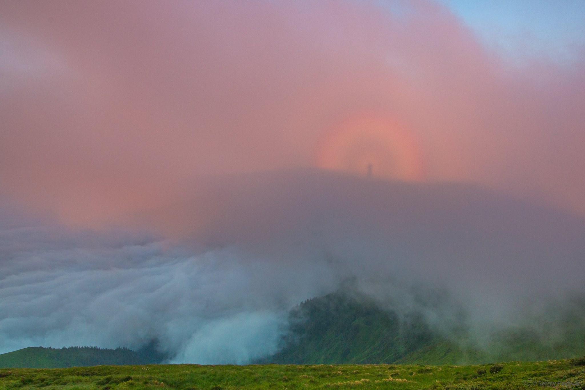 Горный призрак. Фотографу удалось зафиксировать редкое явление
