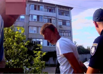 В Николаеве на замечание водителя пьяные хулиганы «отреагировали» битьем стекол в его троллейбусе
