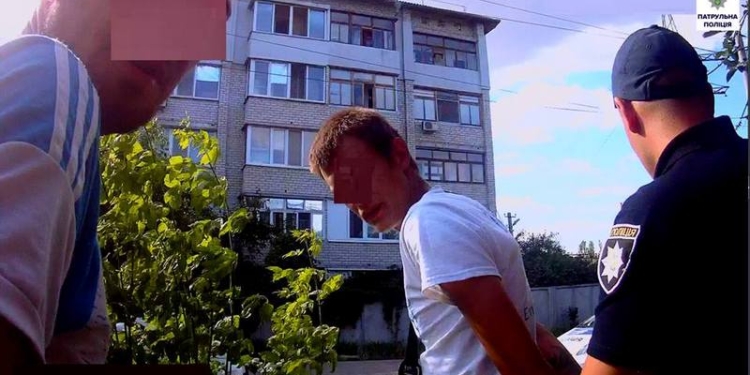 В Николаеве на замечание водителя пьяные хулиганы «отреагировали» битьем стекол в его троллейбусе