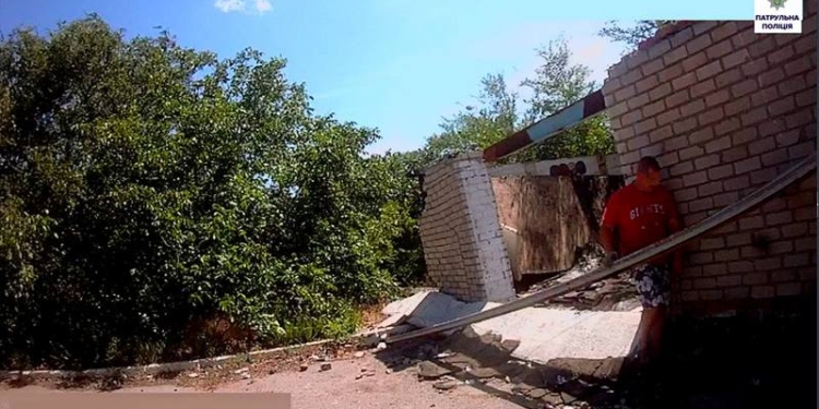 Под Николаевом трое мужчин решили разобрать бывший пост ГАИ