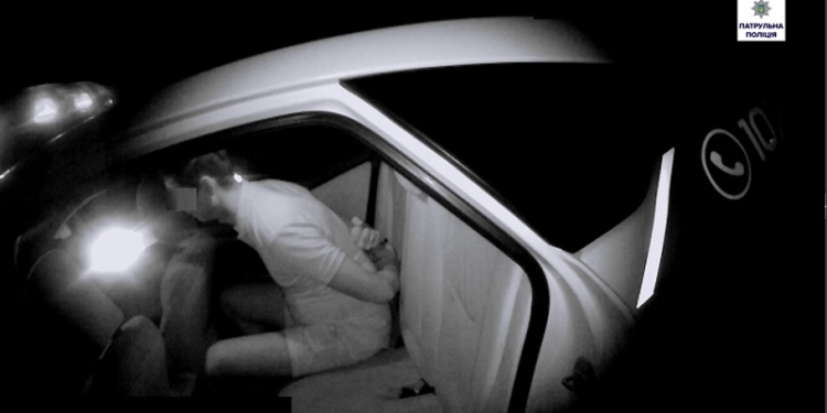 Николаевец за рулем Audi A6 с девушкой распивал пиво, а потом пытался удрать от патрульных. Не удалось. И жене потом пришлось объяснять, что за девушка…