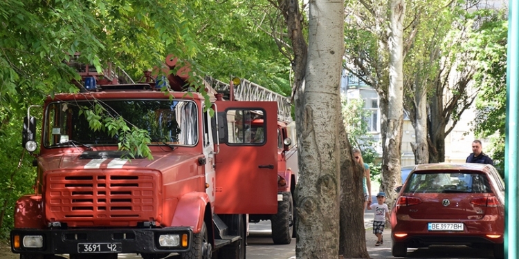 В Николаеве загорелся мусор в подъезде многоэтажки – тушили пожарные