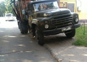 В Николаеве водитель мусоровоза сел за руль сильно пьяным – его задержали благодаря внимательности граждан