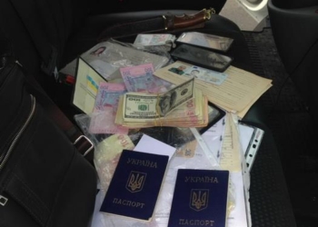 В Донецкой области один из работников миграционной службы переоформлял паспорта жителям оккупированных территорий, а может – и боевикам