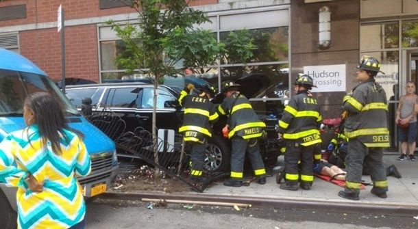 В Нью-Йорке автомобиль въехал в толпу