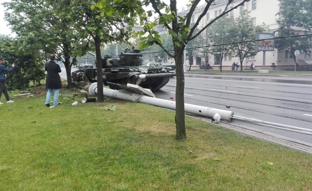 Танк врезался в столб на репетиции парада в Минске