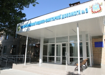 В Николаеве в бывшей больнице железнодорожников отремонтировали главный вход. Начальник горздрава обещает отремонтировать еще и кровлю