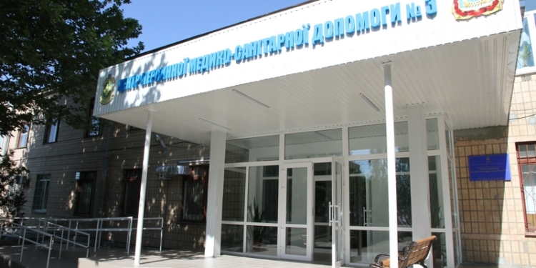 В Николаеве в бывшей больнице железнодорожников отремонтировали главный вход. Начальник горздрава обещает отремонтировать еще и кровлю