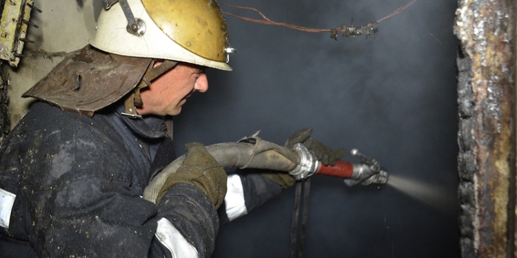 В Николаеве полночи тушили пожар в горящем рядом с областной библиотекой для детей здании