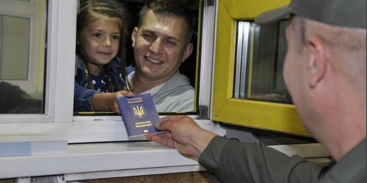 Первые пошли: Госпогранслужба оформила первых украинцев, воспользовавшихся безвизом