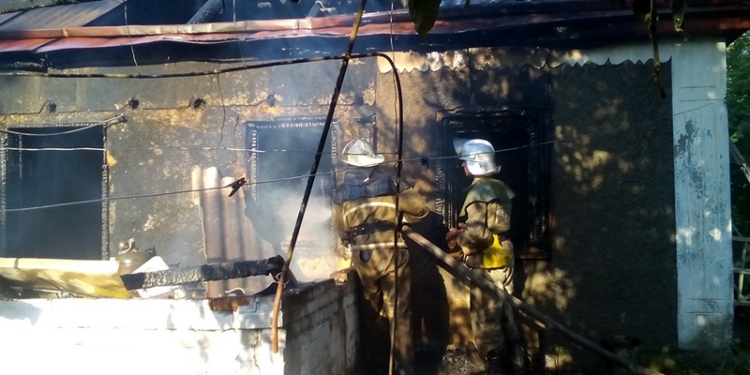 Поставили еду на плиту и ушли: на Николаевщине спасателям пришлось тушить пожар в жилом доме