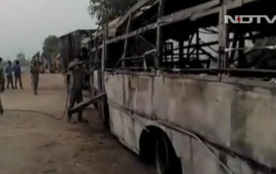 В Индии столкнулся с грузовиком и загорелся рейсовый автобус. Погибло 22 человека 1