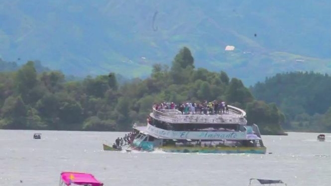 В Колумбии за несколько минут затонуло пассажирское судно с 170 пассажирами на борту