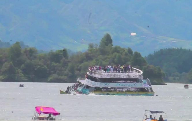 В Колумбии за несколько минут затонуло пассажирское судно с 170 пассажирами на борту 1