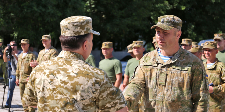 Министр обороны вручил награды десантникам 79-й бригады