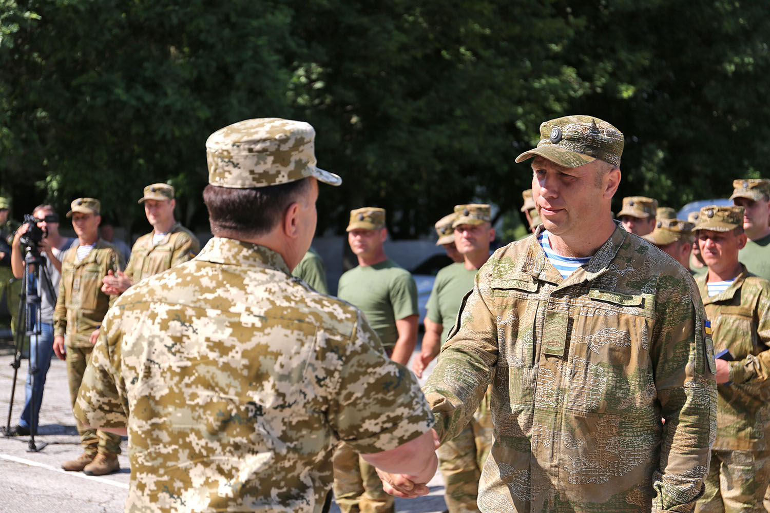 Министр обороны вручил награды десантникам 79-й бригады