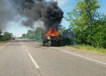 На трассе Николаев-Одесса в колонне военной техники загорелся прицеп с горючим