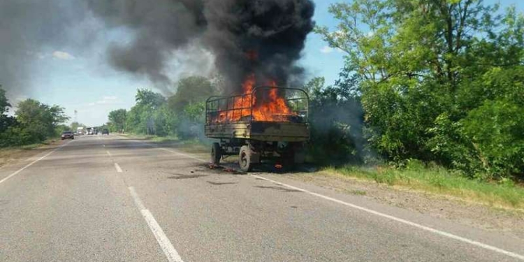 На трассе Николаев-Одесса в колонне военной техники загорелся прицеп с горючим