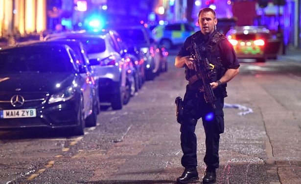 Теракт у Лондонского моста в столице Британии: трое террористов убили шестерых, еще до 20 человек пострадали