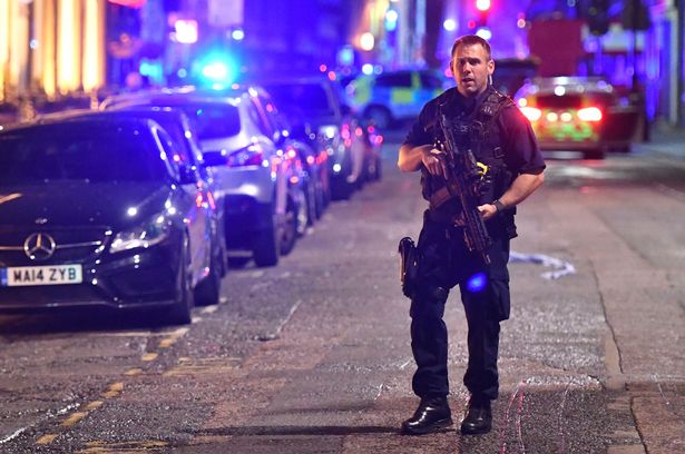 Автомобиль врезался в пешеходов возле музея в Лондоне, 11 пострадавших 1
