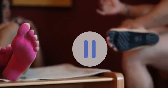 И не в обуви, и не босиком. Следы – лучшая альтернатива шлепанцам